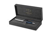 Utensilien zum Schreiben und Zeichnen - Parker Sonnet Kugelschreiber | Premium Metal & Blue Satinierung mit Chromverkleidung | Medium Spitze mit schwarzer Tinte Nachfüllen | Geschenkbox - 2119649