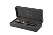 Utensilien zum Schreiben und Zeichnen - Parker Duofold Classic Füller | Schwarz mit goldbeschichteten Zierteilen | Größe Centennial | Füllfederhalter mit feiner Feder aus Massivgold | schwarze Tinte und Konverter | Geschenkbox - 1931381