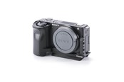 Foto & Video Zubehör - Tilta L-Bracket Mounting Plate for Sony ZV-E10 - Black - TA-T56-LMP-B