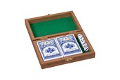 Brettspiele - Goki Wooden Playing Card Box with 5 Dice and 2 Sets of cards - 56308