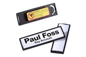 Konferenz und Präsentation - DURABLE Namensschild mit Magnet. Farbiger Rahmen mit abgerundeten Ecken und praktischem Clip-Mechanismus. - 813201