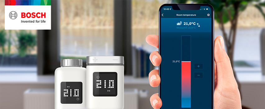 Bosch Smart Home Heizkörper-Thermostat II mit Display auf 21°C wird über Bosch Smart Home App auf Smartphone gesteuert