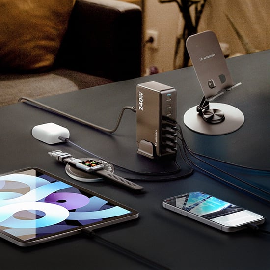 Wozinsky Mobil-Zubehör mit 240W Ladehub, Telefonhalter, Tablet und Smartwatch auf modernem Schreibtisch