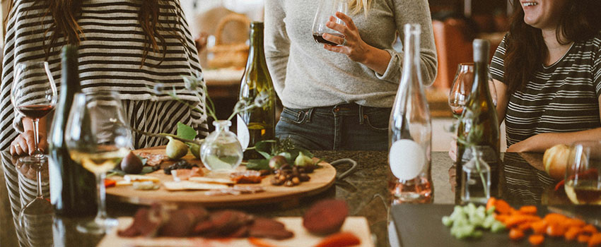 Drei Frauen trinken gemeinsam Wein.